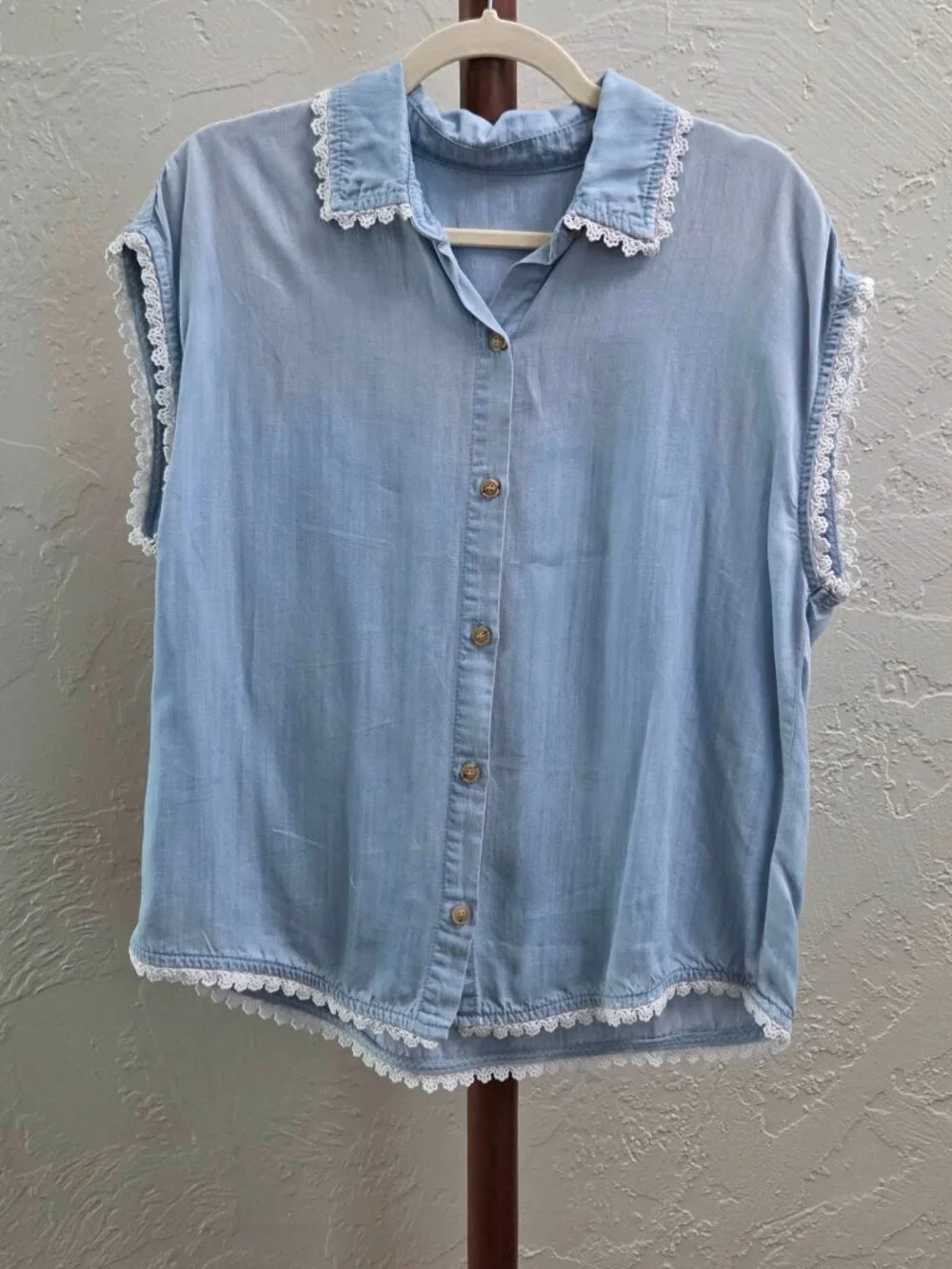 T75. Women's Crochet Trim‎ Chambray Button Down Sleeveless Top